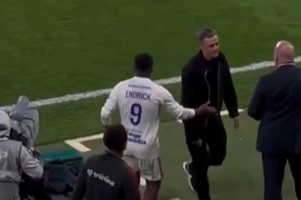 endrick-e-ignorado-por-luis-enrique,-treinador-do-psg,-apos-brilhar.-veja-video
