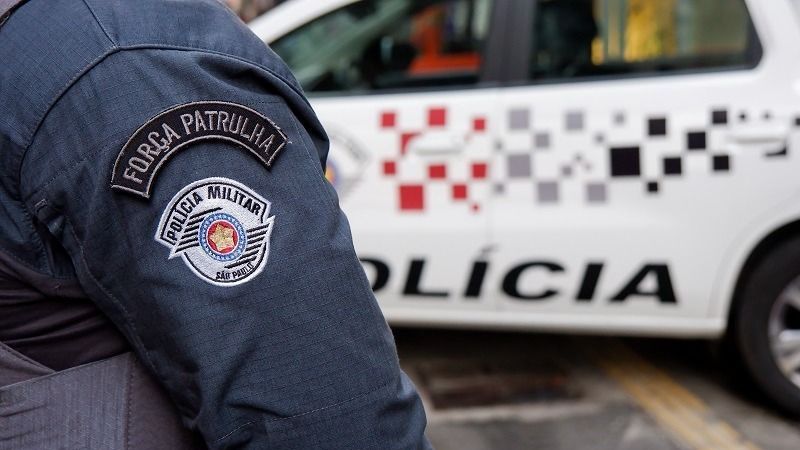 carro-roubado-fura-bloqueio,-atropela-pms-e-bate-em-outro-veiculo-em-sp