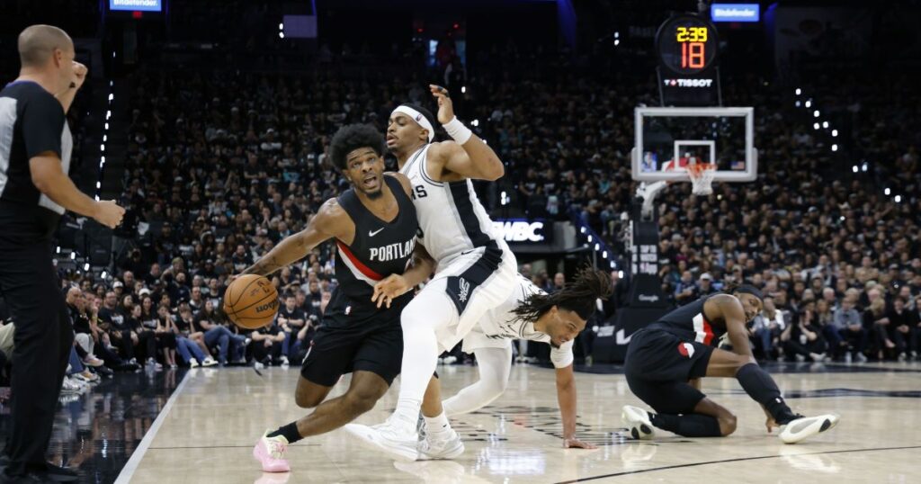 henderson-brilha,-blazers-viram-sobre-spurs-e-empatam-serie-nos-playoffs