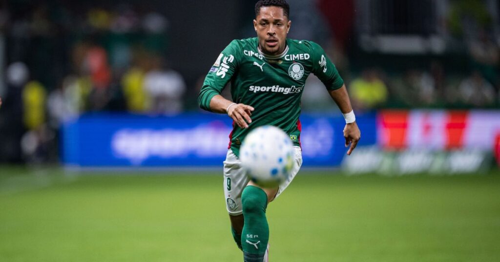 de-volta-ao-time-titular,-vitor-roque-sente-lesao-e-preocupa-palmeiras