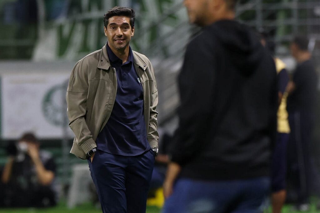 “esta-sendo-um-ano-dificil-para-ele”,-diz-abel-sobre-vitor-roque