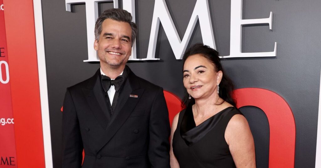 wagner-moura-leva-a-mae-em-festa-de-gala-em-nova-york