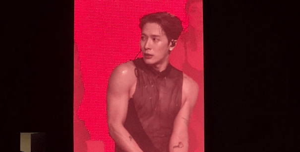 jackson-wang-entrega-performance-teatral-intimista-em-show-no-brasil;-veja