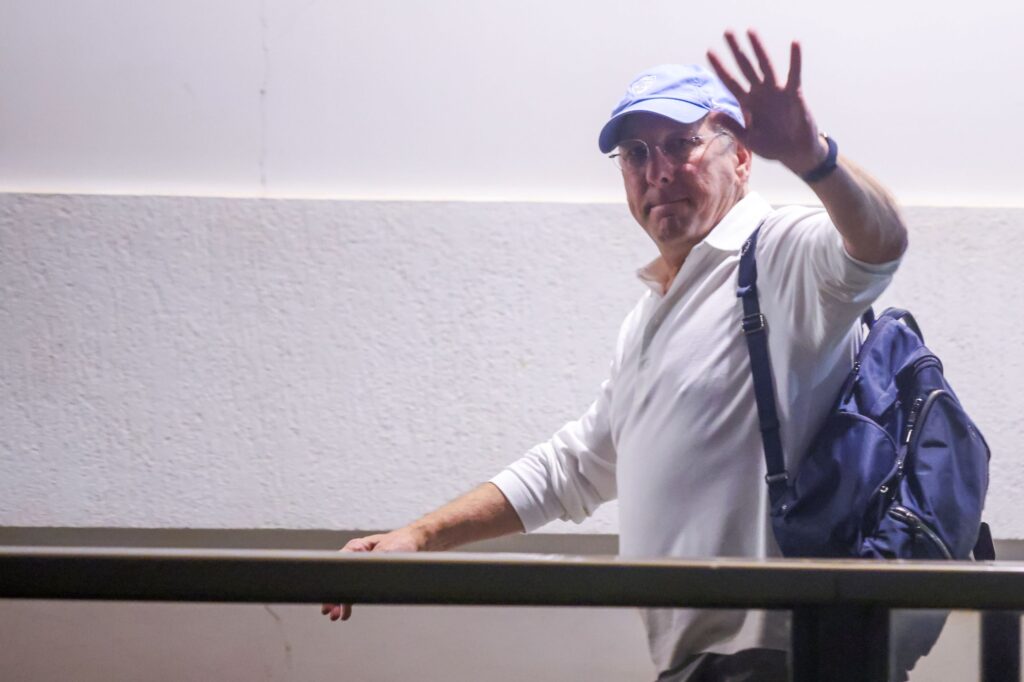 apos-afastamento-da-saf,-john-textor-desembarca-em-brasilia-para-jogo