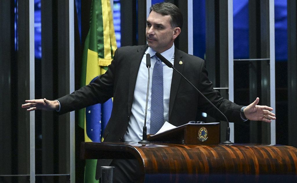 flavio-bolsonaro-critica-“provocacoes”-e-“cobrancas”-entre-bolsonaristas