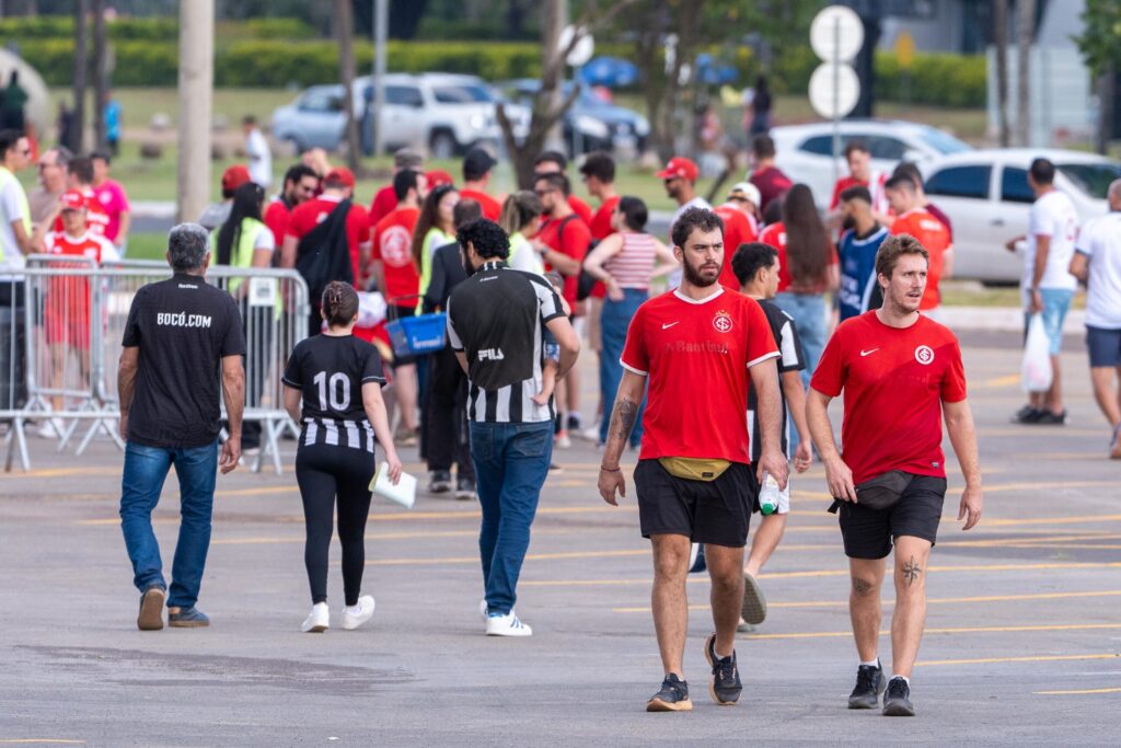 torcedores-chegam-animados-para-jogao-entre-botafogo-x-internacional