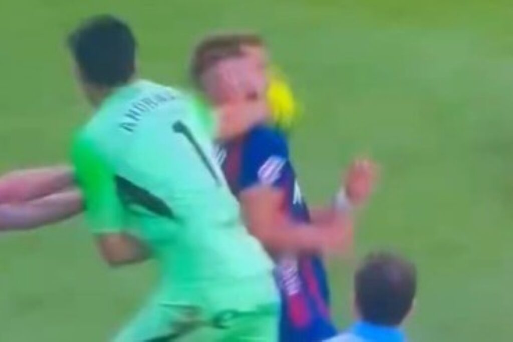 goleiro-se-revolta-apos-expulsao-e-da-soco-em-adversario;-veja