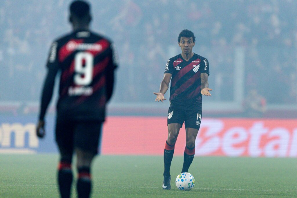 brasileirao:-de-virada,-athletico-pr-supera-vitoria-em-curitiba