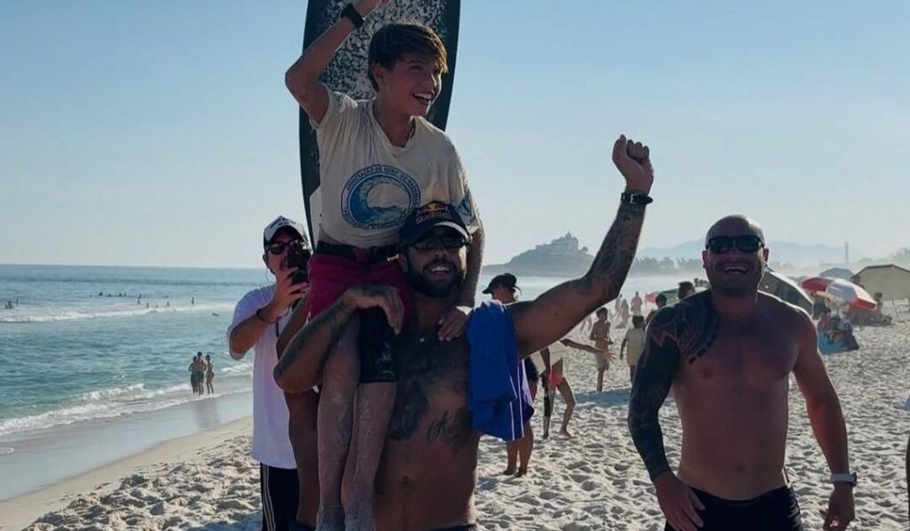 filho-de-pedro-scooby-vence-1o-torneio-de-surfe-e-recebe-elogio-de-medina