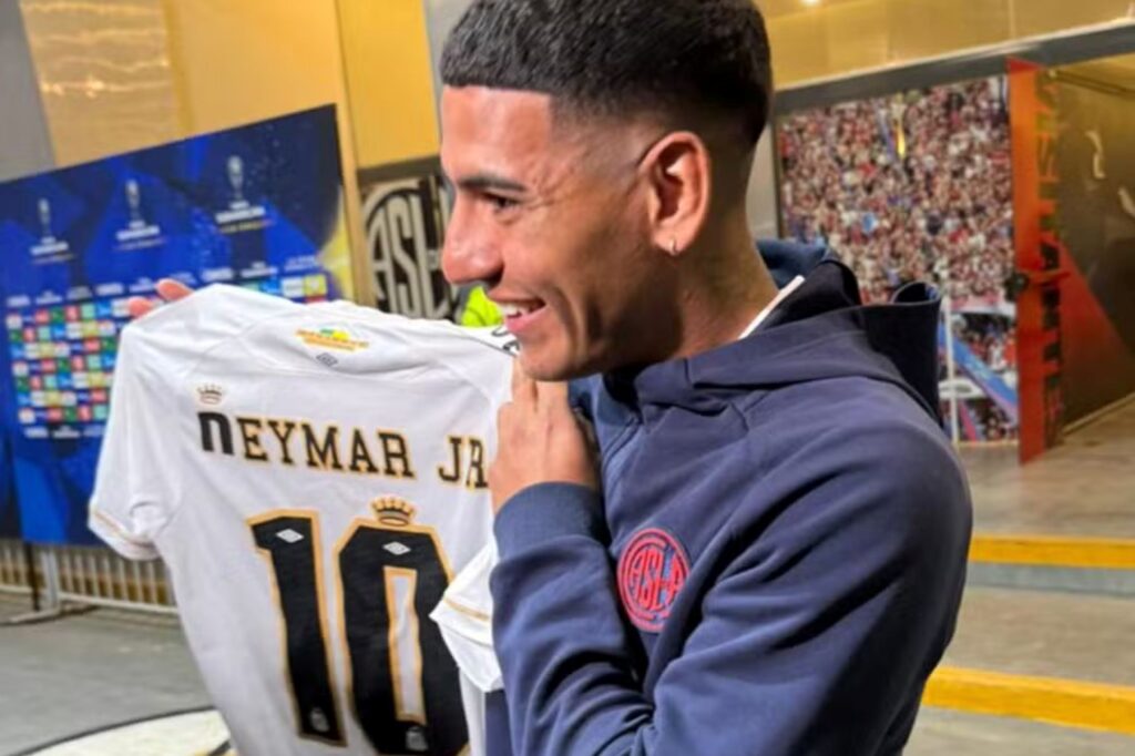 argentino-se-derrete-apos-ganhar-camisa-de-neymar:-“vou-nem-lavar”