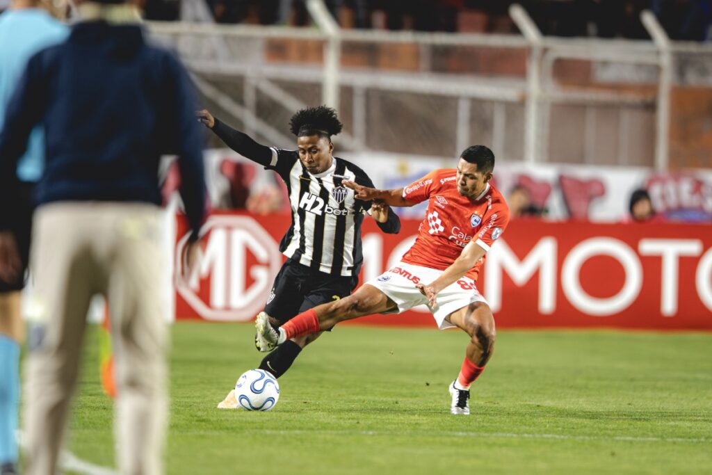 sul-americana:-com-um-a-menos,-atletico-mg-perde-e-vira-lanterna