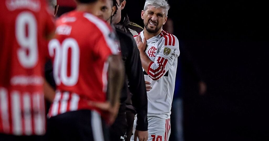 flamengo-confirma-fratura-na-clavicula-de-arrascaeta,-que-pode-perder-copa