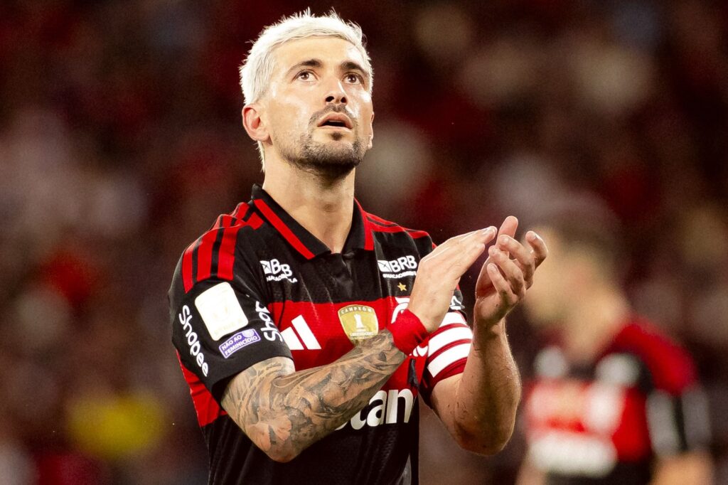 flamengo:-arrascaeta-desembarca-no-rj-e-vai-ao-hospital-para-cirurgia