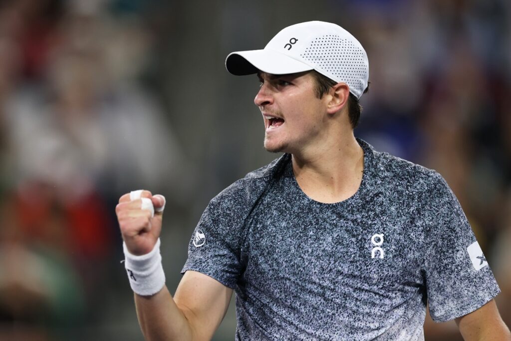 joao-fonseca-sobe-duas-posicoes-no-ranking-da-atp-e-retorna-ao-top-30