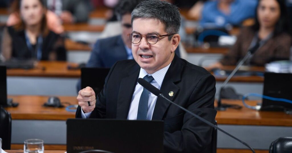 randolfe-nega-que-governo-fara-“caca-as-bruxas”-apos-rejeicao-de-messias