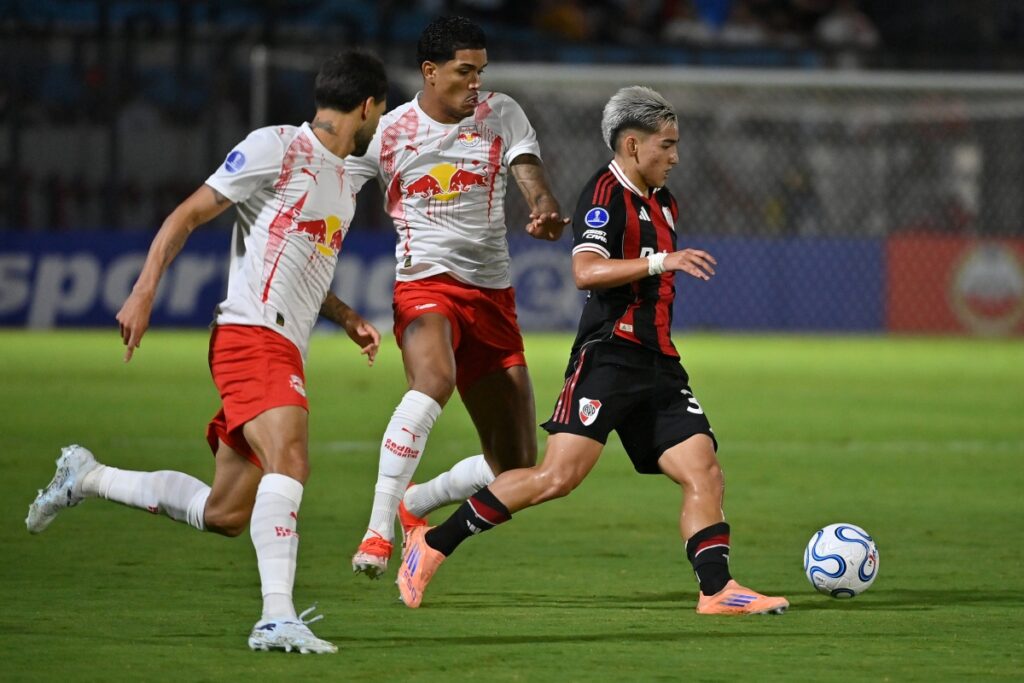 sul-americana:-river-plate-marca-nos-acrescimos-e-vence-rb-bragantino