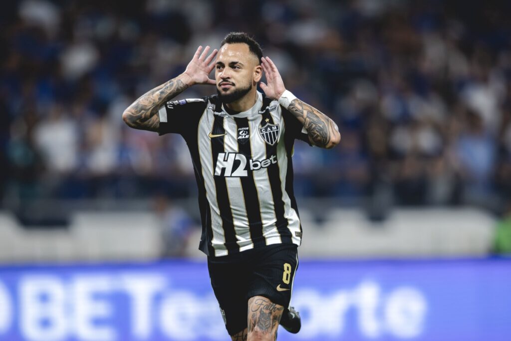 com-expulsoes,-atletico-mg-vence-cruzeiro-e-ultrapassa-rival-na-tabela