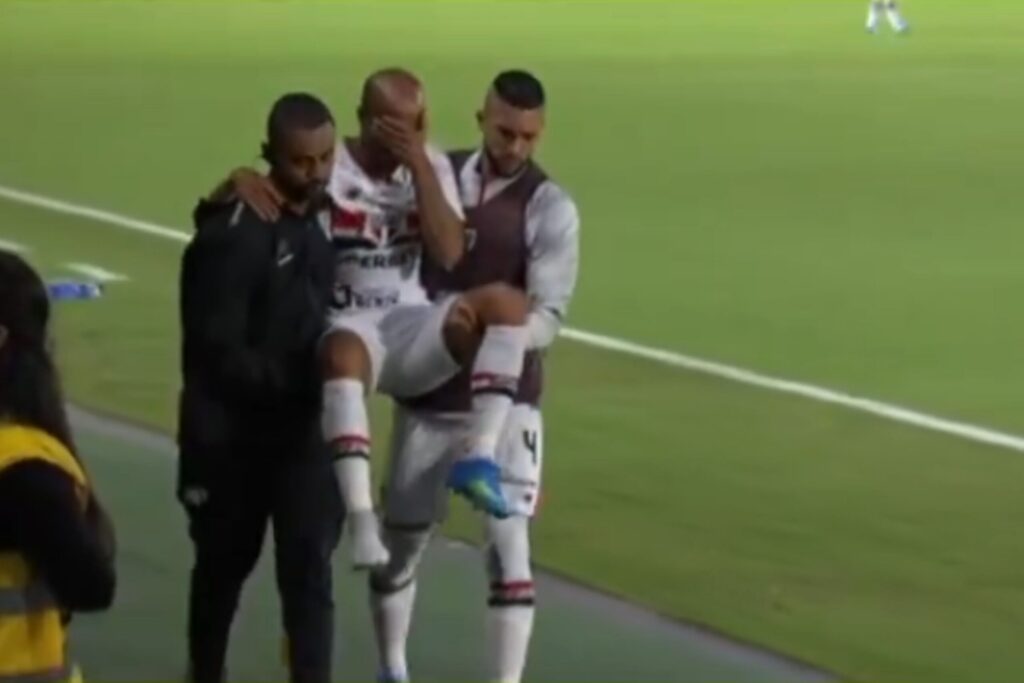 sao-paulo:-lucas-moura-deixa-o-campo-carregado-em-jogo-de-reestreia.-veja-video
