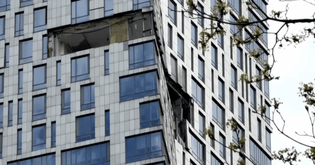 drone-atinge-predio-residencial-em-moscou-dias-antes-de-desfile-militar