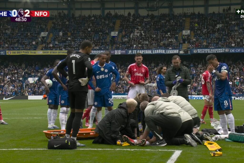 jogador-do-chelsea-cai-desacordado-apos-choque-e-deixa-campo-de-maca.-veja-video