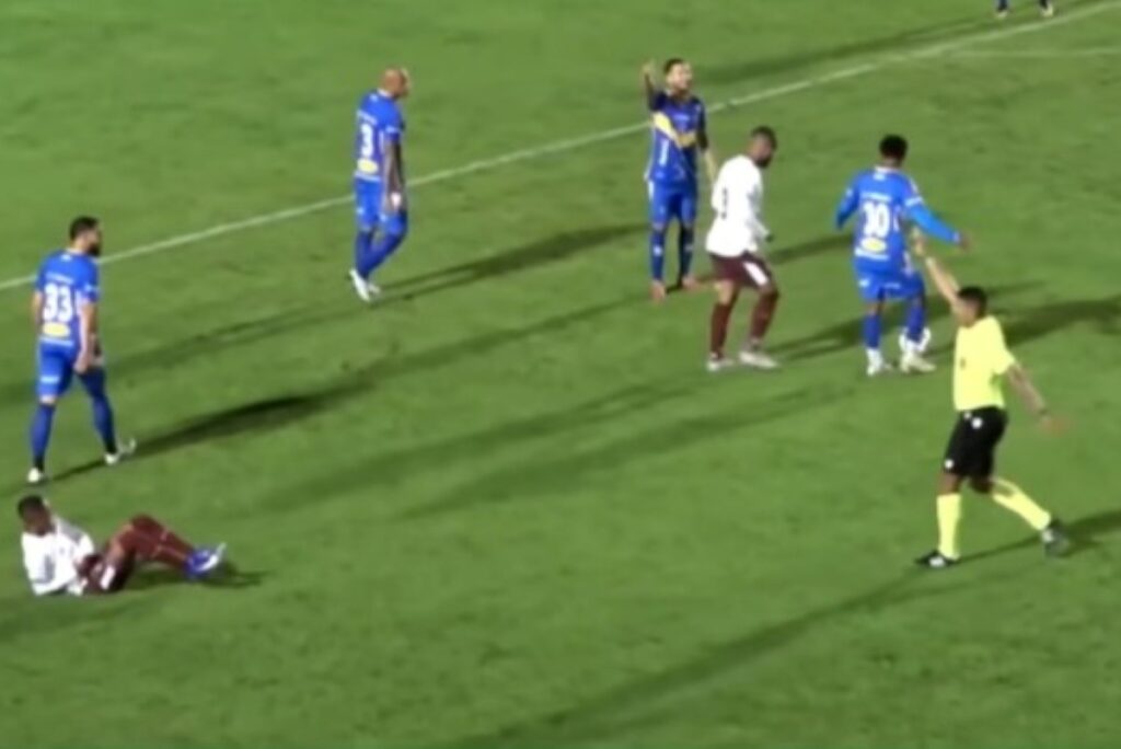 arbitro-aplica-dois-cartoes-amarelos-e-nao-expulsa-jogador-na-serie-d.-veja-video