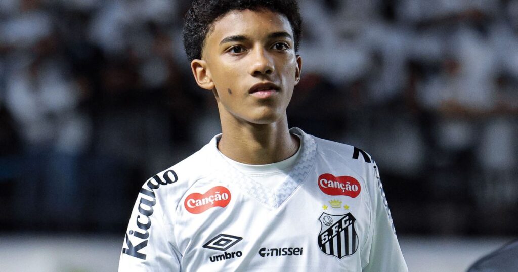 torcida-do-santos-vaia-robinho-jr.-em-saida-de-hotel