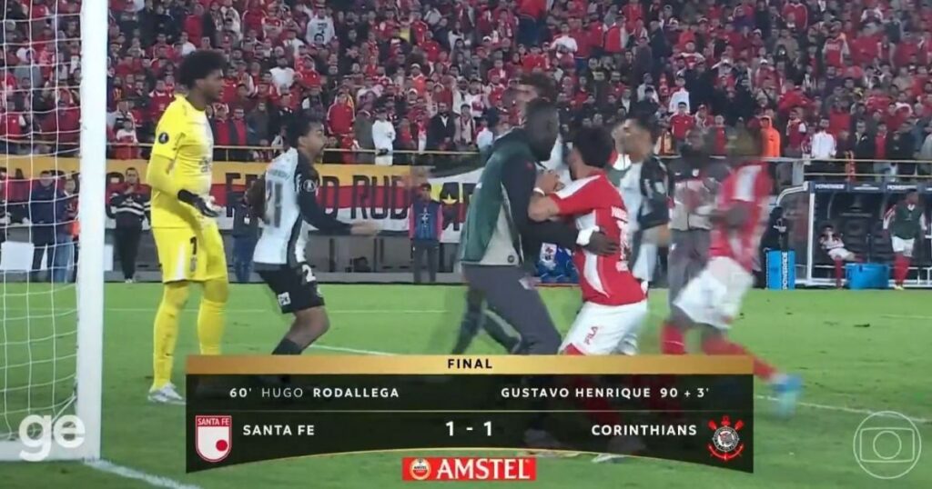 hugo-souza-e-escoltado-por-diniz-em-confusao-em-santa-fe-x-corinthians