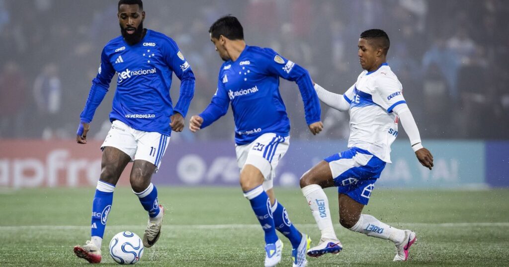 com-um-a-menos,-cruzeiro-segura-empate-com-a-catolica-na-libertadores