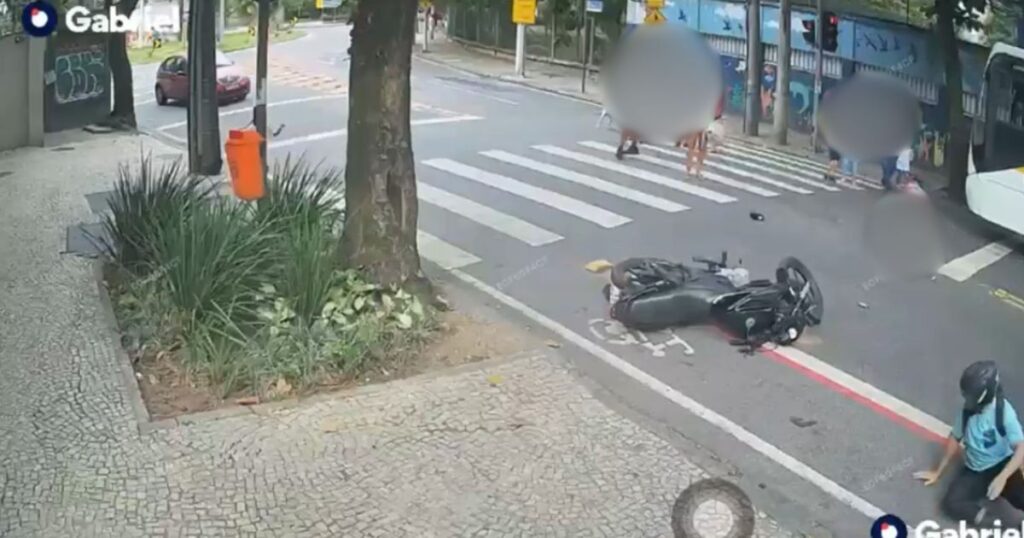 video:-motociclista-atropela-crianca-na-faixa-de-pedestres-no-rio