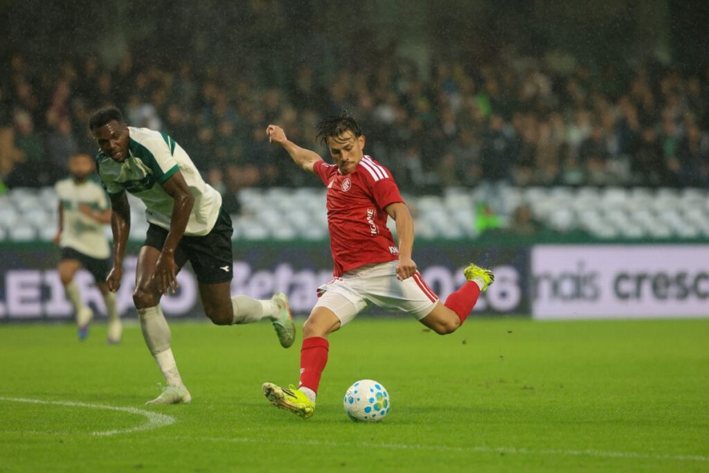 brasileirao:-internacional-marca-nos-acrescimos-e-empata-com-coritiba