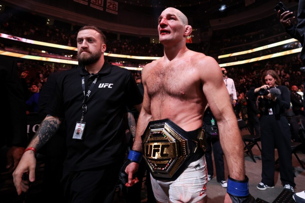 ufc:-strickland-vence-chimaev-e-conquista-cinturao-dos-medios