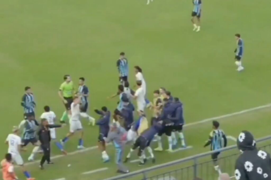 jogador-do-gremio-leva-voadora-no-rosto-em-jogo-do-gauchao-sub-17