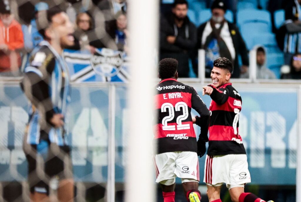 brasileirao:-flamengo-vence-gremio-fora-de-casa-e-encosta-no-palmeiras