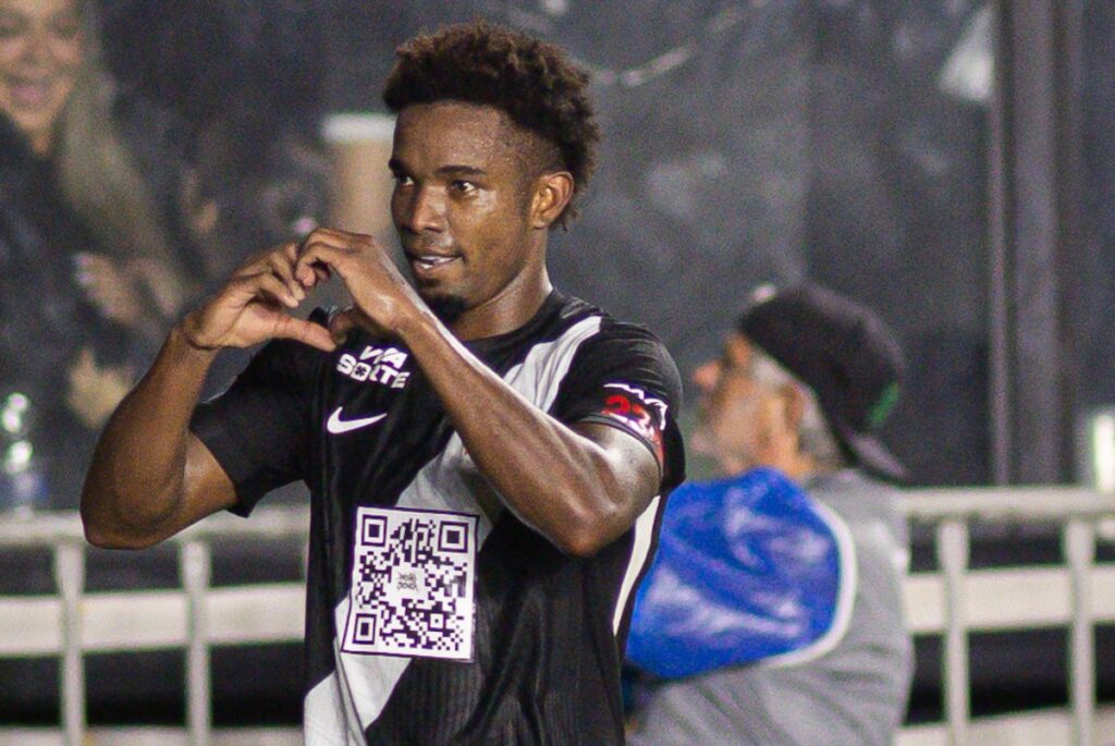 vasco-derrota-athletico-pr-e-salta-na-tabela-do-campeonato-brasileiro