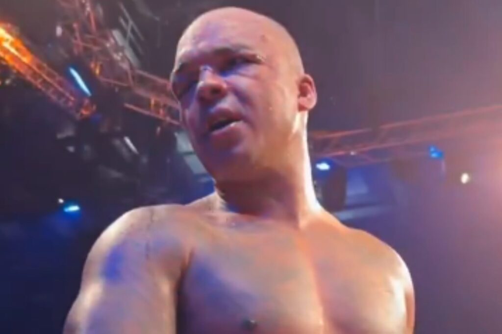 boxeador-protagoniza-cena-emocionante-com-a-mae-apos-luta-sangrenta.-veja-video