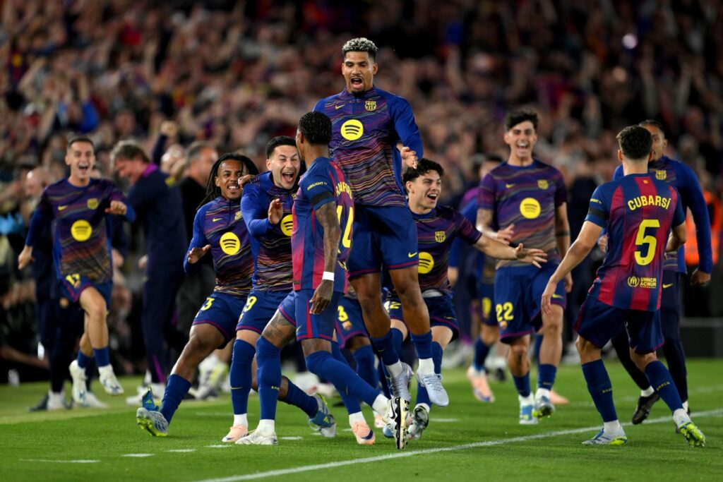 barcelona-comemora-titulo-espanhol-junto-a-torcida.-veja-imagens
