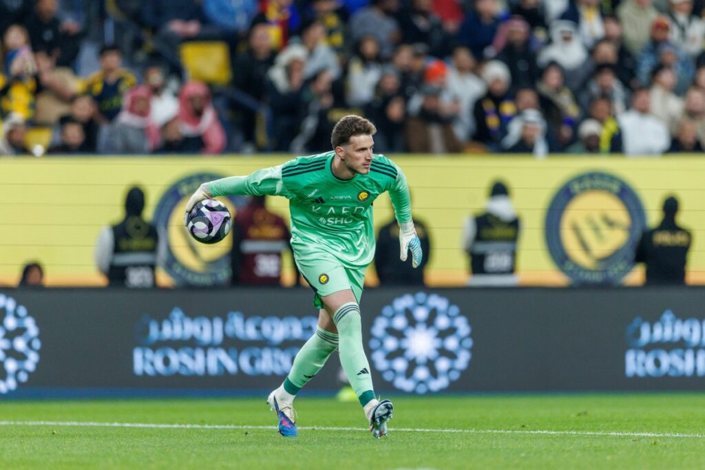 na-pre-lista-do-brasil,-goleiro-bento-falha-e-adia-titulo-do-al-nassr.-veja-video