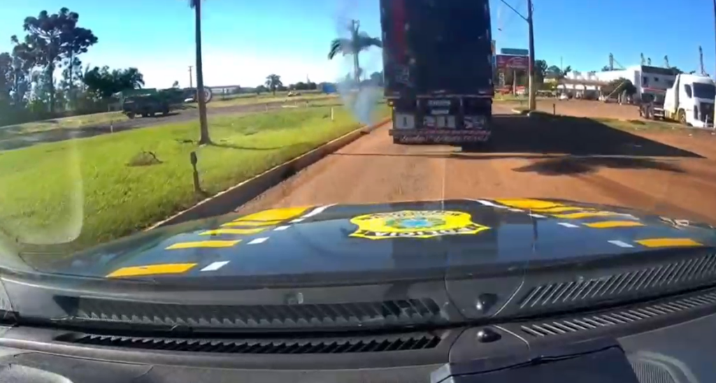 video:-caminhoneiro-joga-cocaina-pela-janela-ao-ser-identificado-pela-prf