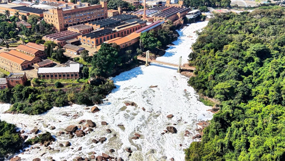 video:-rio-tiete-e-coberto-por-espuma-toxica-em-salto,-no-interior-de-sp