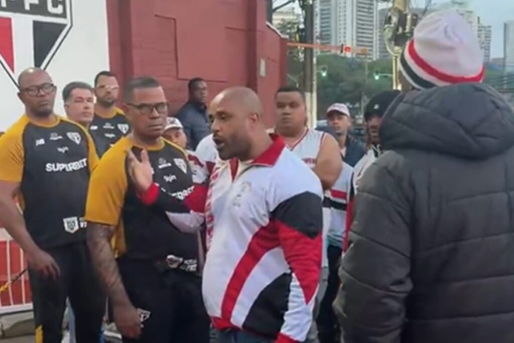 torcida-do-sao-paulo-protesta-no-ct-apos-eliminacao-na-copa-do-brasil