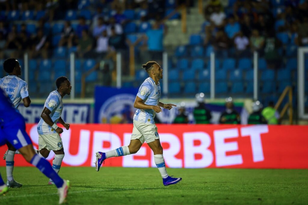 gremio-vence-o-confianca-por-3-x-0-e-vai-as-oitavas-da-copa-do-brasil