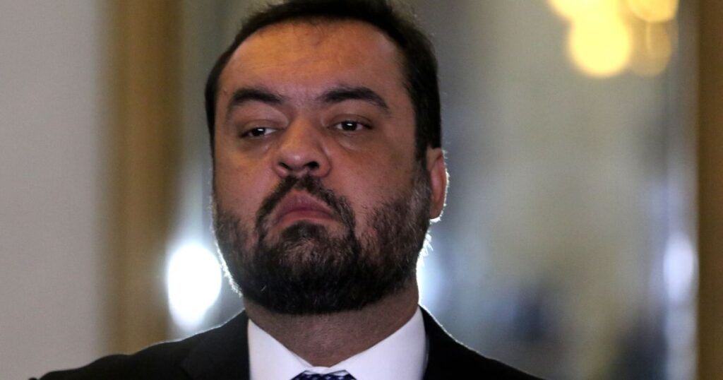 castro-se-defende-apos-ser-alvo-de-operacao-da-pf:-“ha-algo-muito-estranho”