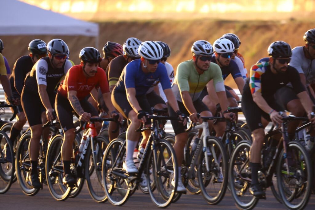 metropoles-endurance-ciclismo:-como-foram-as-largadas-das-provas-masculinas.-veja-video