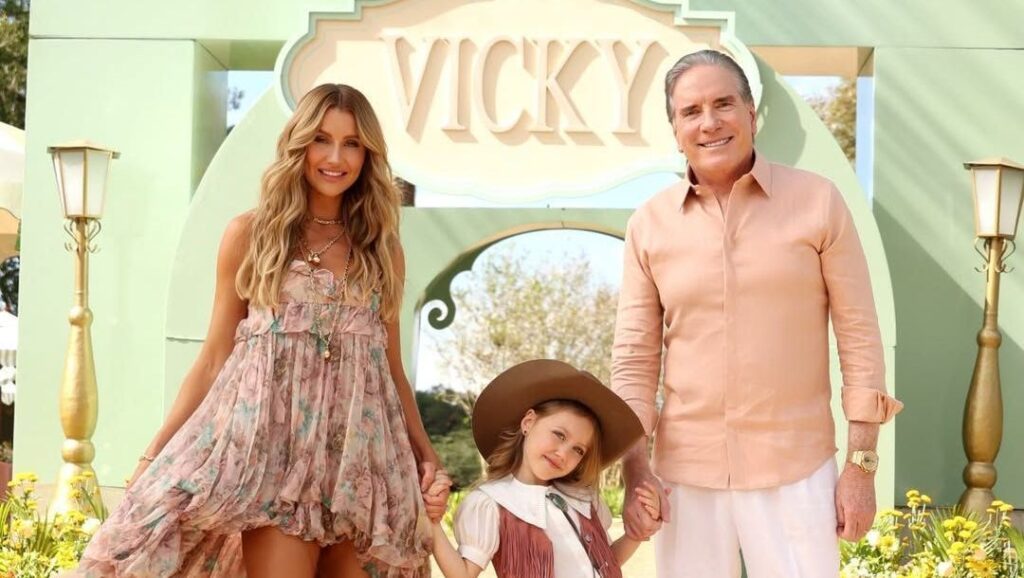 ana-paula-siebert-abre-album-do-aniversario-de-sua-filha-com-roberto-justus