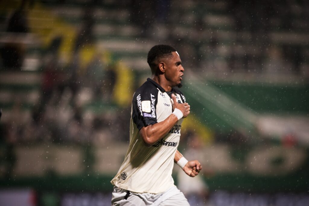 brasileirao:-remo-vence-a-chapecoense-por-3-x-2-na-arena-conda