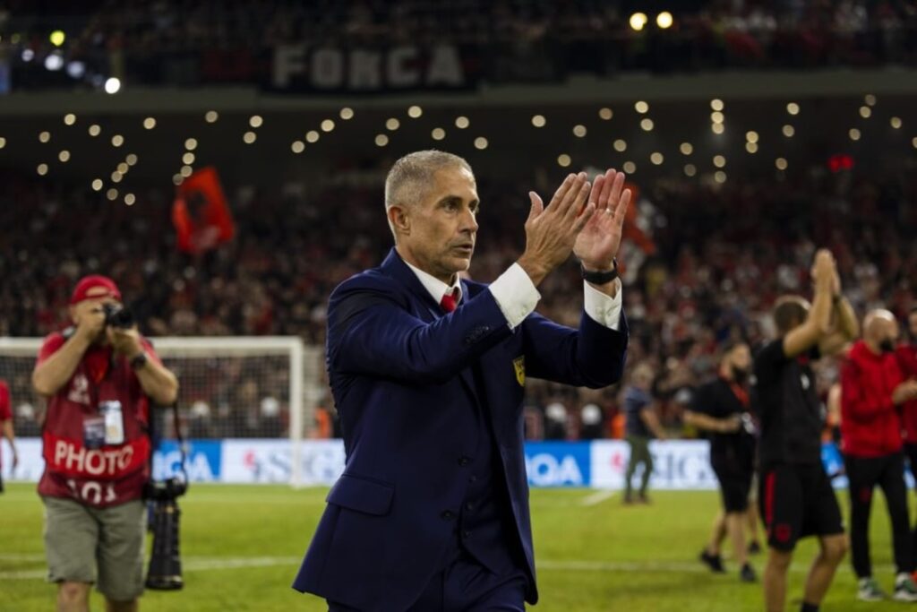 sem-vaga-na-copa-do-mundo,-sylvinho-deixa-albania-apos-mais-de-3-anos