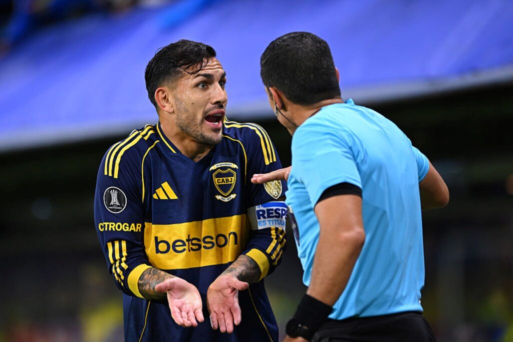 jogadores-do-boca-atacam-arbitragem-por-suposto-penalti-nao-marcado