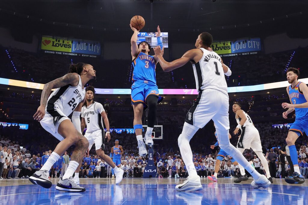 nba:-com-solidez-defensiva,-okc-supera-spurs-e-empata-final-do-oeste