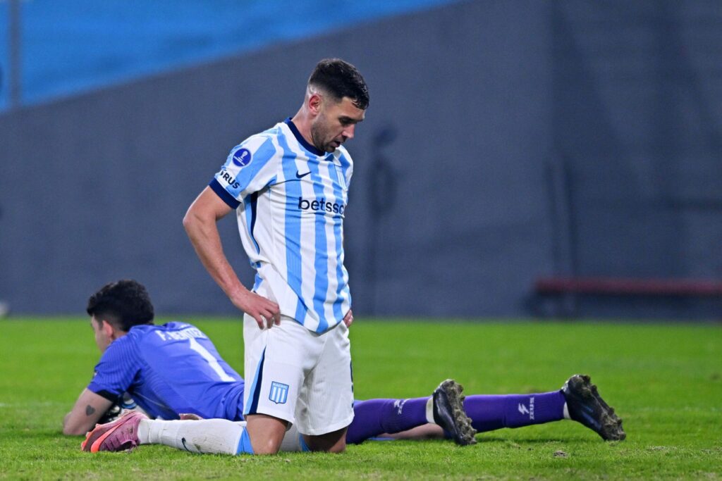 racing-e-eliminado-da-sul-americana-apos-levar-gol-bizarro.-veja-video-do-lance