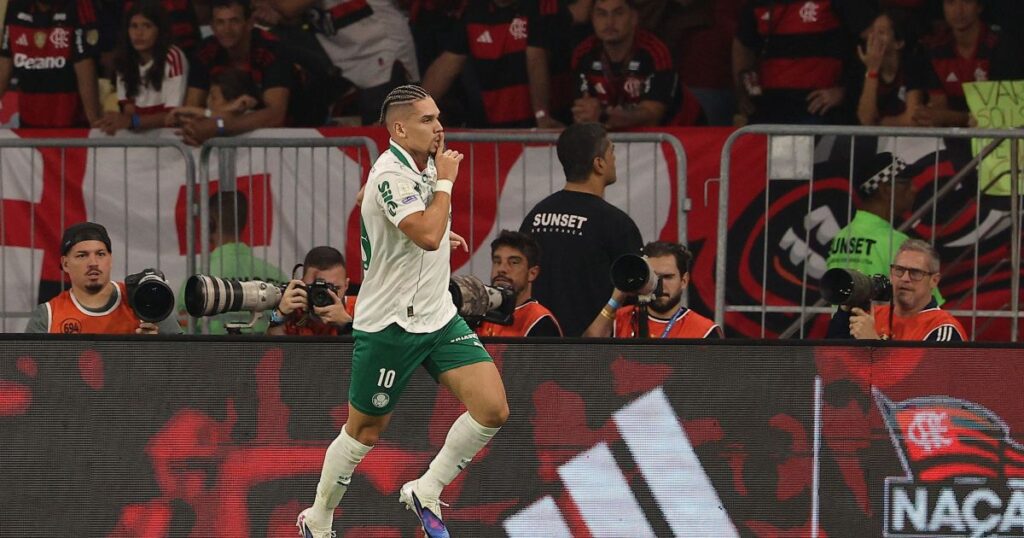 paulinho-marca-terceiro-gol-do-palmeiras-e-fecha-vitoria-contra-flamengo